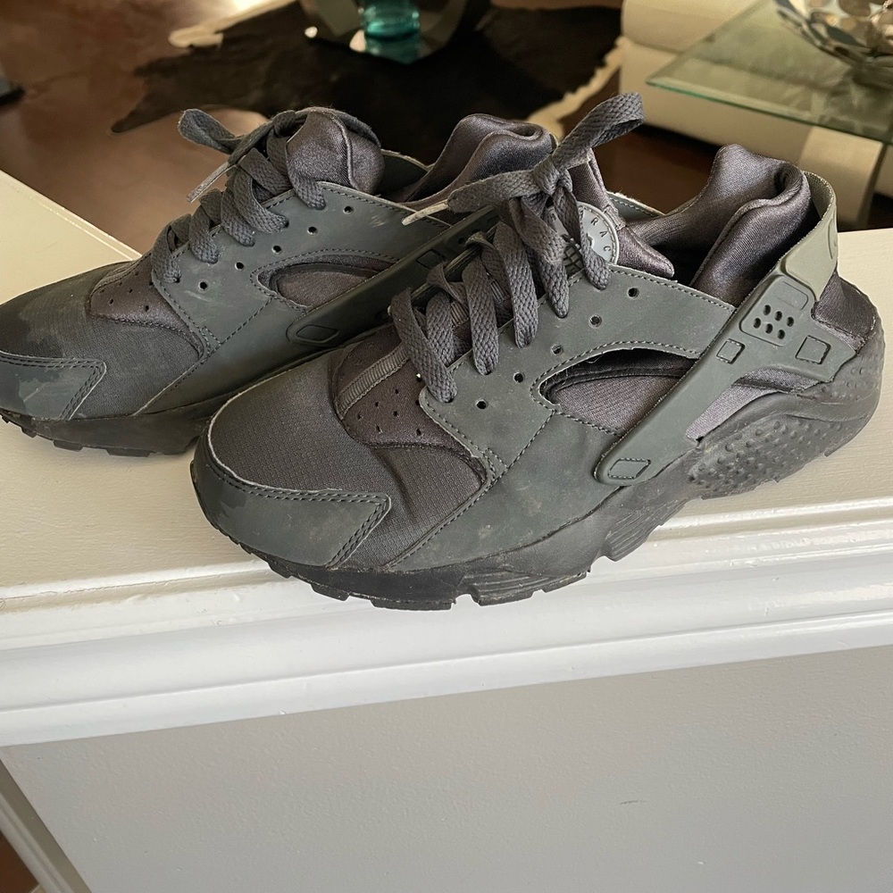 Nike Hurraches. Dark blue sneakers. Size 6.5 y. Worn but in good condition